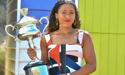La Japonaise Naomi Osaka, vainqueur de l'Open d'Australie pose avec le trophée sur la plage de Brighton à Melbourne, le 27 janvier 2019 