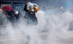 Un manifestant renvoie vers les forces de l'ordre une canette de gaz lacrymogÚne, le 5 août 2019 à Hong Kong