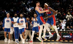 Kentavious Caldwell-Pope et Deni Avdija des Washington Wizards célèbrent un panier inscrit contre les Pelicans de la Nouvelle-Orléans à la Capital One Arena de Washington le 15 novembre 2021