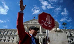 Un homme tient une pancarte "Stop à l'euthanasie" lors d'une manifestation devant le Parlement à Lisbonne, le 20 février 2020