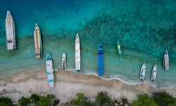 Des bateaux à l'ancre le long d'une plage désertée par les touristes, sur l'ßle indonésienne de Gili Trawangan le 22 novembre 2021