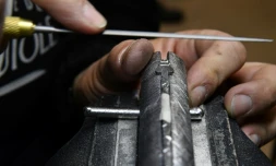 Un coutelier finalise l'abeille du ressort d'un Laguiole dans les ateliers de la Forge de Laguiole à Laguiole, dans l'Aveyron le 2 mars 2021