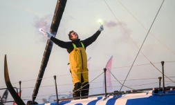 Charlie Dalin célèbre sa victoire dans le Vendée Globe aux Sables- d'Olonne le 14 janvier 2025.