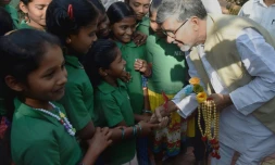 Le prix Nobel de la paix indien Kailash Satyarthi reçoit des fleurs d'écoliers, le 6 novembre 2015.