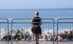 Un femme se recueille sur la promenade des Anglais, à Nice, le 19 juillet 2016