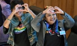 Des militantes de la communauté LGBTQ célÚbrent l'adoption du projet de loi sur le mariage homosexuel lors d'un vote au Sénat, le 18 juin 2024 à Bangkok, en Thaïlande