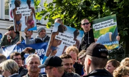 "Burkas? nous préférons les bikinis" et "De nouveaux Allemands? faisons les nous-mêmes", lit-on sur les pancartes de manifestants de l'AfD près d'un meeting élecrtral de Angela Merkel à Binz le 16 septembre 2017