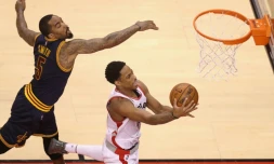 Le jouer de Toronto DeMar DeRozan évite, sous la raquette, J.R. Smith de Cleveland lors du match 3 de la finale de la conférence Est des play-offs NBA, le 21 avril 2016 à Toronto au Canada