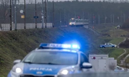 Des véhicules de la police polonaise stationnent aux abords d'une ligne de chemins de fer cible d'un "acte de sabotage", selon Varsovie,  le 17 novembre 2025 à Mika, près de Garwolin (centre).