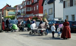 Des habitants, certains en costume traditionnel, avec poussettes et enfants, le 3 juin 2018 à Klaksvík, sur l'île de Borooy faisant partie des îles Féroé