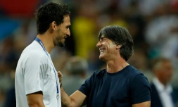 Le défenseur allemand Mats Hummels en conversation avec son entraîneur Joachim Löw lors du match face à la Suède le 23 juin lors du Mondial-2018 en Russie