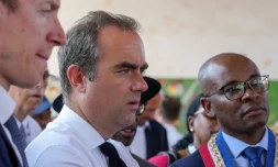 Le Premier ministre Sébastien Lecornu, entouré par le ministre de l'Education  Edouard Geffray, à gauche, et le maire de Mamoudzou, Ambdilwahedou Soumaïla, le 27 juillet 2026 à Kaweni, à Mayotte