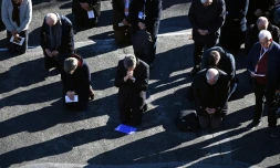 Des évêques sont agenouillés le 6 novembre 2021 à Lourdes lors d'une prière de pénitence à la mémoire des victimes de pédocriminalité