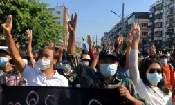 Sur cette capture d'écran d'une vidéo  AFPTV, des manifestants font le salut à trois doigts, signe de ralliement de la contestation, le 2 mai 2021 à Rangoun