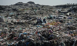 Des chiffonniers sont assis sur des déchets dans la décharge de Dandora, à Nairobi au Kenya, le 26 février 2022