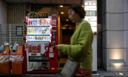 Une femme passe devant un distributeur automatique, le 7 avril 2026 à Tokyo 