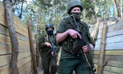 Des soldats ukrainiens lors d'un exercice dans une tranchée près de Kharkiv, dans l'est de l'Ukraine, le 30 avril 2022