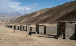 Des enfants jouent au football près des maisons nouvellement construites pour les Afghans rapatriés d'Iran et du Pakistan à Jar-e-Khushk, dans la banlieue de la province de Bamiyan, le 20 janvier 2026