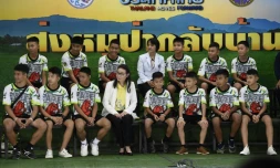 Douze jeunes joueurs de football et leur entraîneur rescapés d'une grotte en Thaïlande lors d'une conférence de presse après leur sortie de l'hôpital, à Chiang Rai le 18 juillet 2018