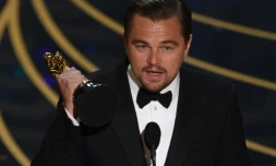 L'acteur américain Leonardo DiCaprio accepte son Oscar de meilleur acteur pour son interprétation dans "The Revenant" le 28 février 2016 à Hollywood, en Califorinie