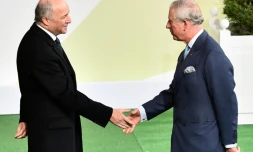 Laurent Fabius accueille le prince Charles le 30 novembre 2015 au Bourget pour la COP21 