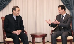 Une photo fournie par l'agence SANA du président syrien Bachar al-Assad (d) et du conseiller pour les affaires internationales du guide suprême iranien, Ali Akbar Velayati, le 29 novembre 2015 à Damas