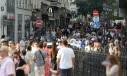 Des gens se rassemblent pour la Fête de la musique, le 21 juin 2025 à Paris 