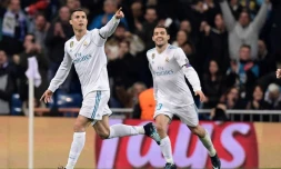 Les joueurs du Real Cristiano Ronaldo et Mateo Kovacic aprÚs un but contre Dortmund, le 6 décembre 2017 à Madrid
