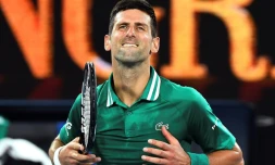 La joie du Serbe Novak Djokovic, aprÚs sa victoire face à l'Allemand Alexander Zverev, en quart de finale de l'Open d'Australie, le 16 février 2021 à Melbourne