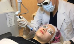 Kayla Zhang, 27 ans, lors d'une séance de médecine esthétique, à Shanghai le 11 novembre 2021