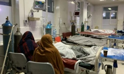 Dans un hôpital de Jalalabad, le 27 février 2026, après qu’un tir de mortier pakistanais a frappé un camp de personnes rentrant du Pakistan, en pleine série d’affrontements entre les forces pakistanaises et des membres des services de sécurité talibans près du poste-frontière de Torkham, entre l’Afghanistan et le Pakistan, dans la province de Nangarhar