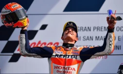 L'Espagnol Marc Marquez (Honda) savoure sur le podium sa victoire au GP de Saint-Marin, catégorie MotoGP, sur le circuit de Misano-Adriatico, le 15 septembre 2019