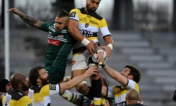 Le N.8 rochelais Victor Vito (d) attrape un ballon de touche, le 25 mars 2017 lors de la victoire de La Rochelle à Pau