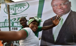 Une supportrice du candidat et bientÎt président de Sierra Leone Julius Maada Bio lors de la campagne présidentielle de 2018, le 25 mars 2018 à Freetown