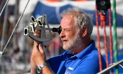 Le Norvégien Are Wiig utilise un sextant sur son bateau "Olleanna" aux Sables d'Olonne, le 30 , juin 2018, un tour du monde en solitaire