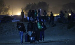 Des migrants quittent la jungle dans la nuit du 23 au 24 octobre 2016à Calais