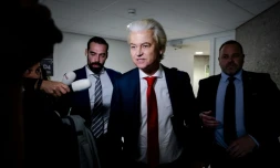 Le leader du parti néerlandais d’extrême droite PVV, Geert Wilders (au centre), s’adresse aux médias à son arrivée à la chambre basse à La Haye, le 3 juin 2025