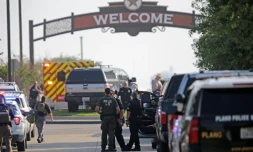 Des policiers et secouristes sur les lieux d'une fusillade au centre commercial Premium Outlets d'Allen, le 6 mai 2023 au Texas
