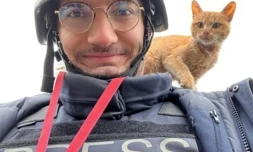 Un selfie du journaliste de l'AFP Arman Soldin avec un chat sur l'épaule, lors d'une mission pour l'AFP en Ukraine