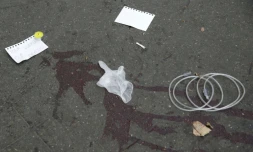 "Vos guerres, nos morts" écrit sur des morceaux de papiers sur le pavé ensanglanté le 14 novembre 2015 près du Bataclan à Paris