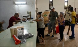 Des habitants font la queue dans une épicerie de produits subventionnés pour recevoir de l'aide humanitaire donnée par le Mexique, à La Havane, le 6 mars 2026