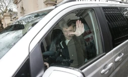 Un homme fait un signe de la main à travers la vitre de son véhicule en quittant l'ambassade de Russie à Londres, le 20 mars 2018