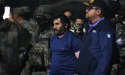 Le narcotrafiquant Adolfo Macias, alias Fito, encadré par le ministre équatorien de l'Intérieur John Reimberg (D) et des militaires, lors de son arrivée à Guayaquil après son arrestation, le 25 juin 2025