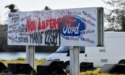 Des slogans contre la fermeture de l'usine Ford de Blanquefort peints sur un panneau à l'entrée du site, le 18 février 2019
