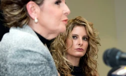 Summer Zervos (d) et son conseil Gloria Allred lors d'une conférence de presse à Los Angeles en Californie, le 17 janvier 2017