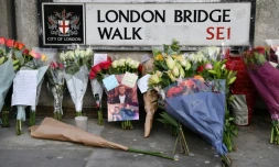 Des fleurs et la photo de Jack Merritt, le 1er décembre 2019 près du London Bridge, poignardé à mort par un ex-prisonnier condamné pour terrorisme à Londres