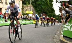 Le SlovÚne Tadej Pogacar s'élance vers la victoire dans la 6e étape du Tour de France le 7 juillet 2022 à Longwy