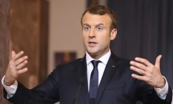 Le président Emmanuel Macron auprès des soldats français au Niger, le 23 décembre 2017 à Niamey