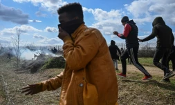 Migrants près de la frontière entre Turquie et Grèce près de Pazarkule le 7 mars 2020