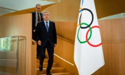 Thomas Bach, le président du Comité intrernatikonal olympique, suivi par le porte-parole de l'instance Mark Adams le 3 mars 2020 au siège de l'instance à Lausanne